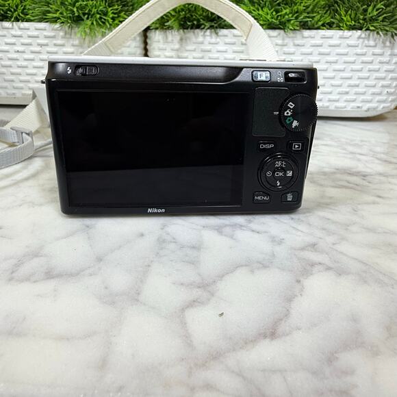 Nikon 1 J1 10.1MP Digital Mirrorless Camera White Kit VR 10-30mm Lens Lot - Picture 7 of 13